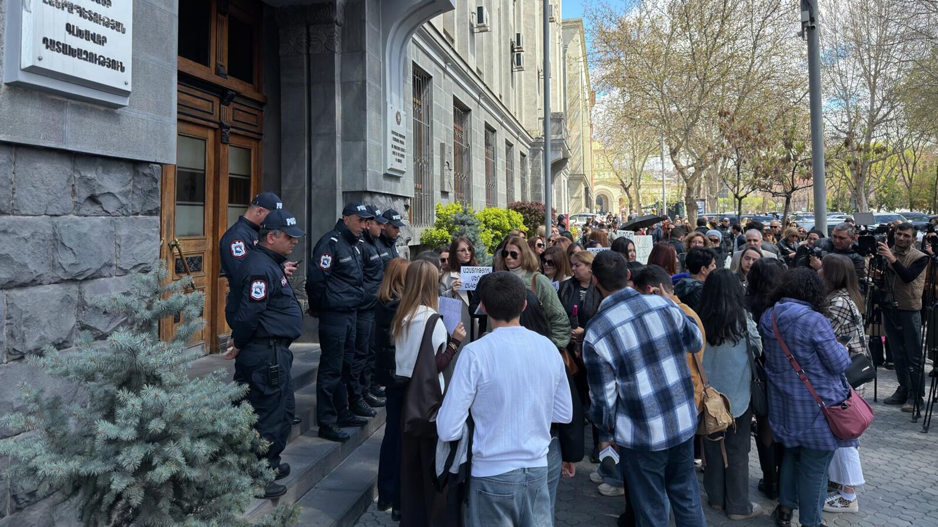 Акция в поддержку 18-летнего Давида Минасяна, арестованного после инцидента в церкви Св.Анны (9 апреля 2026). Еревaн Акция в поддержку 18-летнего Давида Минасяна, арестованного после инцидента в церкви Св.Анны (9 апреля 2026). Еревaн - Sputnik Армения, 1920, 09.04.2026