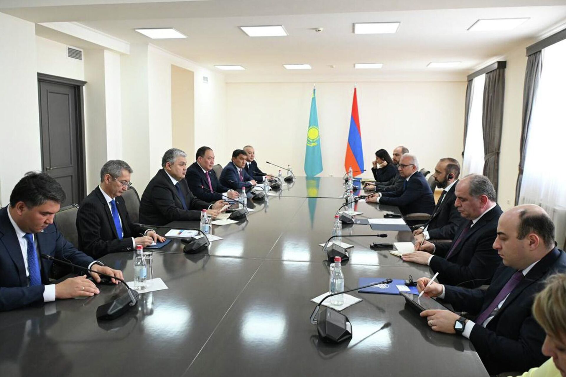 Глава МИД Арарат Мирзоян на встрече с казахским коллегой Ермеком Кошербаевым (9 апреля 2026). Еревaн - Sputnik Արմենիա, 1920, 09.04.2026