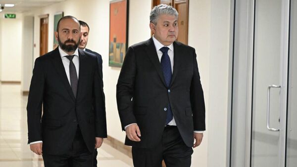 Глава МИД Арарат Мирзоян на встрече с казахским коллегой Ермеком Кошербаевым (9 апреля 2026). Еревaн - Sputnik Արմենիա