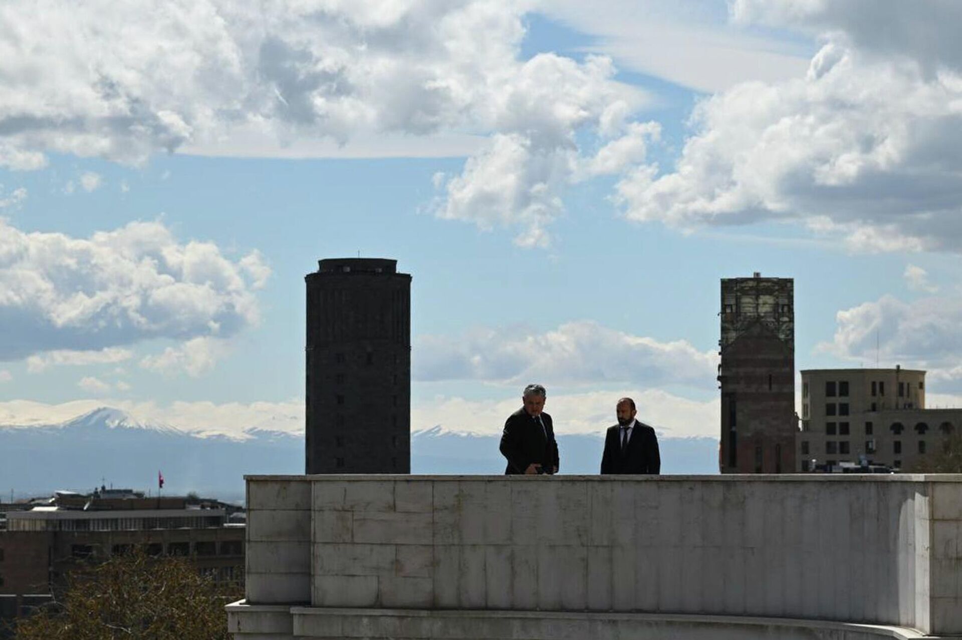 Глава МИД Арарат Мирзоян в неформальной обстановке с казахским коллегой Ермеком Кошербаевым (9 апреля 2026). Еревaн - Sputnik Արմենիա, 1920, 09.04.2026