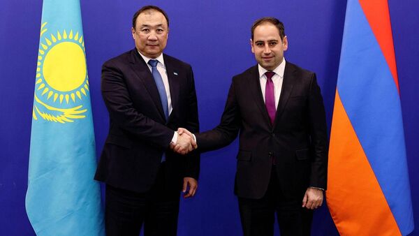 Министр ТУИ Давид Худатян принял министра транспорта Казахстана Нурлана Сауранбаева (9 апреля 2026). Еревaн - Sputnik Армения