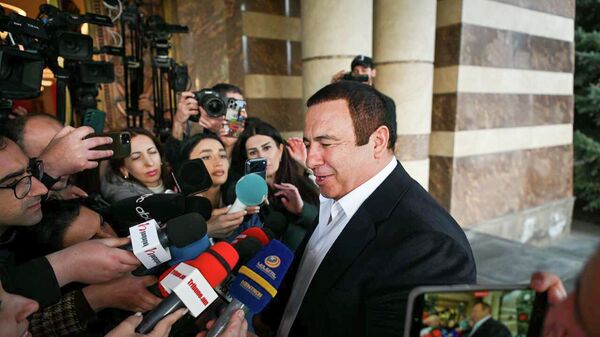 Гагик Царукян отвечает на вопросы журналистов перед началом съезда партии Процветающая Армения и презентации программы и команды Предложение Армении (9 апреля 2026). Абовян - Sputnik Армения