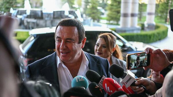 Гагик Царукян отвечает на вопросы журналистов перед началом съезда партии Процветающая Армения и презентации программы и команды Предложение Армении (9 апреля 2026). Абовян - Sputnik Армения