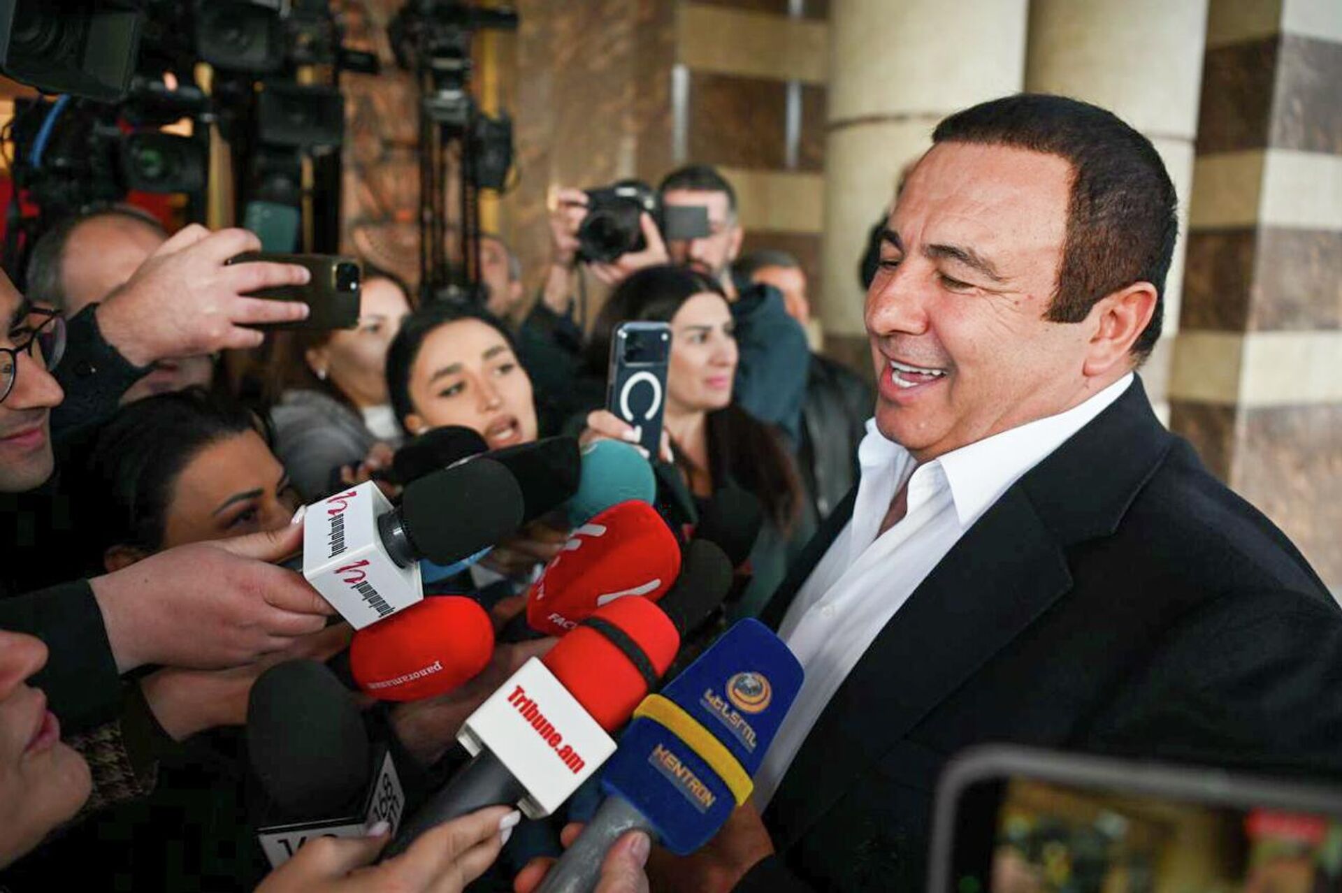 Гагик Царукян отвечает на вопросы журналистов перед началом съезда партии Процветающая Армения и презентации программы и команды Предложение Армении (9 апреля 2026). Абовян - Sputnik Армения, 1920, 09.04.2026