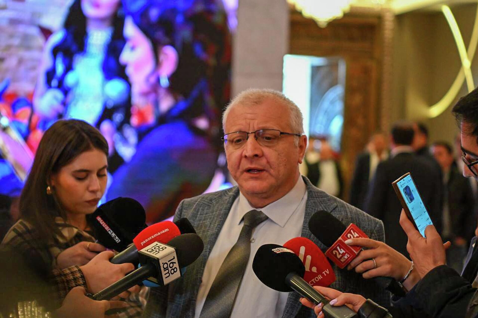 Сурен Суренянц отвечает на вопросы журналистов перед началом съезда партии Процветающая Армения и презентации программы и команды Предложение Армении (9 апреля 2026). Абовян - Sputnik Արմենիա, 1920, 09.04.2026