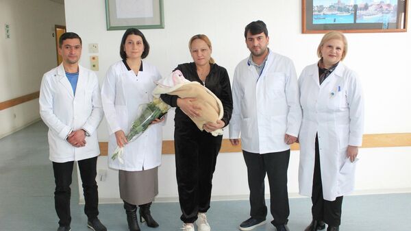 Բազմազավակ մայրիկին ու նորածնին այցելել է կենտրոնի տնօրենի պաշտոնակատար  Ալեքսանդր Զուրաբյանը։ - Sputnik Արմենիա