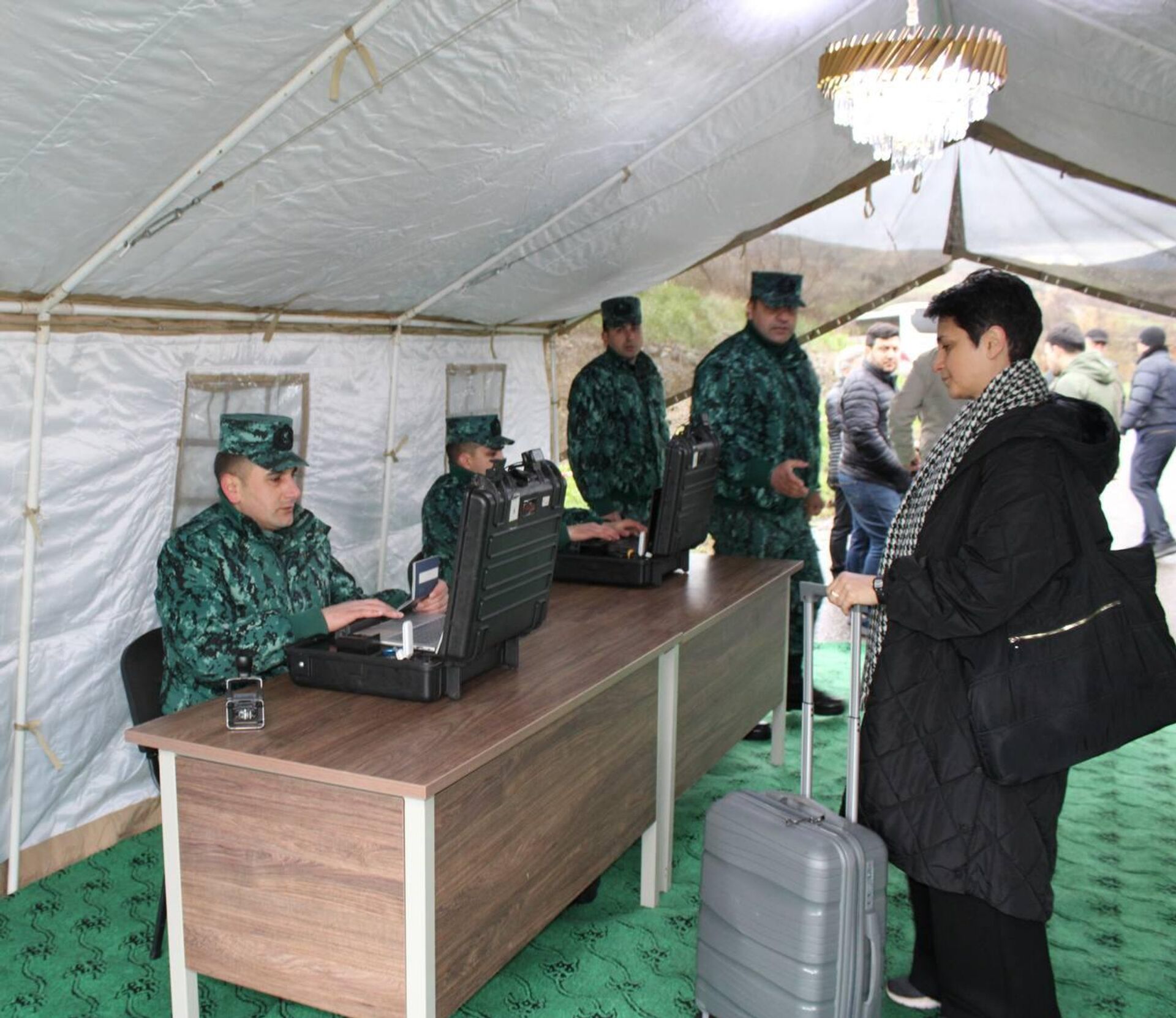 Армянская делегация прибыла в Азербайджан для участия в двустороннем круглом столе в рамках инициативы Мост мира (10 апреля 2026). Азербайджан - Sputnik Արմենիա, 1920, 10.04.2026