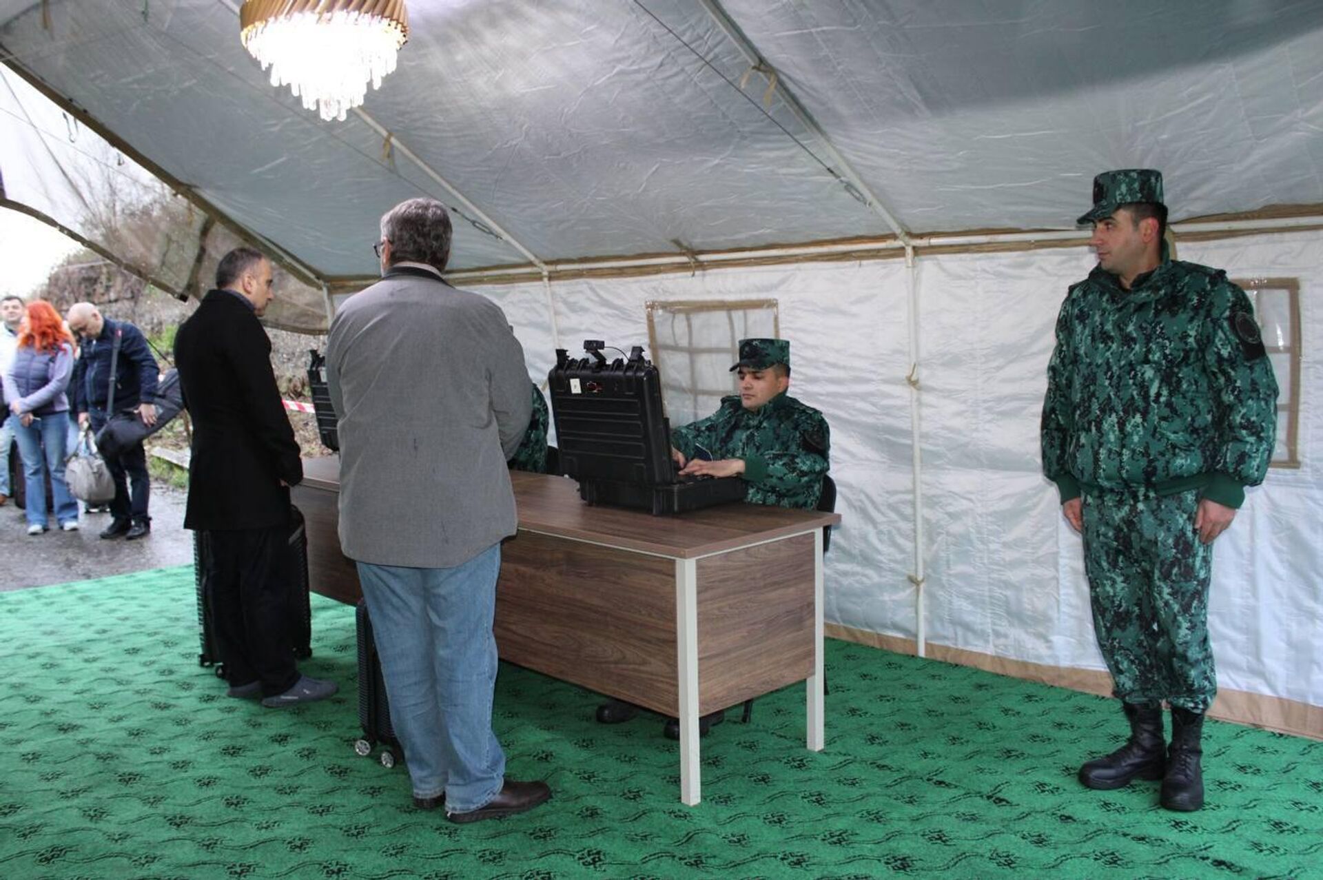 Армянская делегация прибыла в Азербайджан для участия в двустороннем круглом столе в рамках инициативы Мост мира (10 апреля 2026). Азербайджан - Sputnik Армения, 1920, 10.04.2026