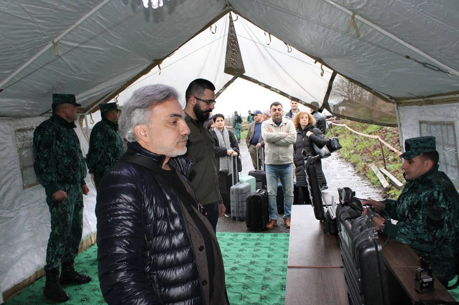 Армянская делегация прибыла в Азербайджан для участия в двустороннем круглом столе в рамках инициативы Мост мира (10 апреля 2026). Азербайджан - Sputnik Армения, 1920, 10.04.2026