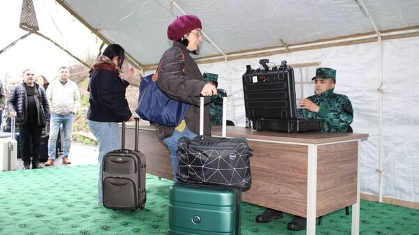 Армянская делегация прибыла в Азербайджан для участия в двустороннем круглом столе в рамках инициативы Мост мира (10 апреля 2026). Азербайджан - Sputnik Армения