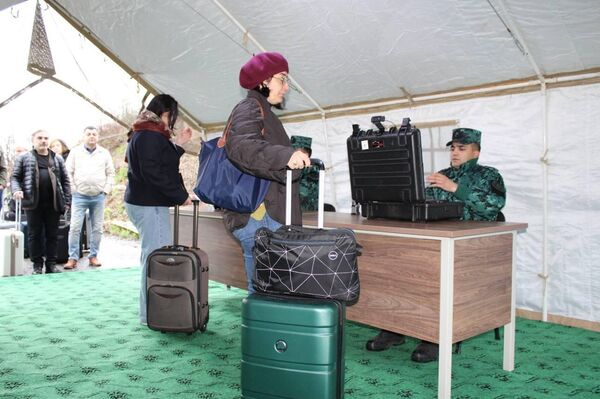 Հայ քաղհասարակության ներկայացուցիչները ցամաքային սահմանով մեկնել են Ադրբեջան - Sputnik Արմենիա