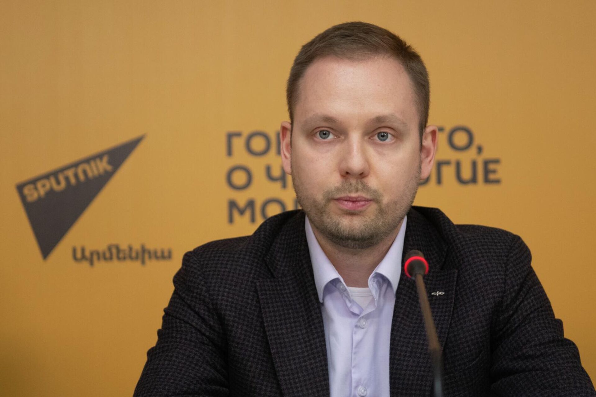 Евгений Федишев на пресс-конференции, посвященной гуманитарному проекту по поддержке вынужденных переселенцев из Карабаха (10 апреля 2026). Еревaн
© Sputnik - Sputnik Армения, 1920, 10.04.2026