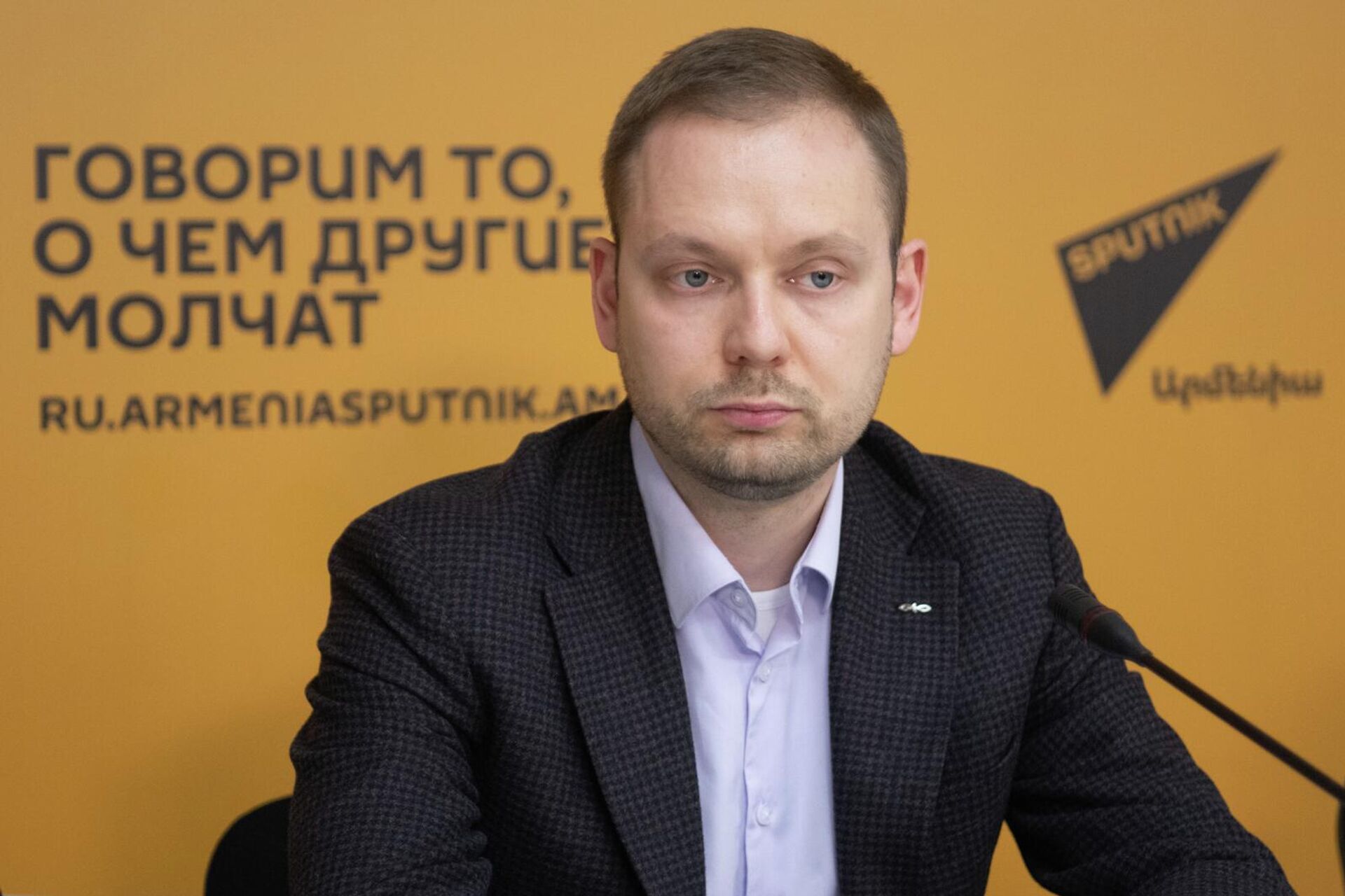 Евгений Федишев на пресс-конференции, посвященной гуманитарному проекту по поддержке вынужденных переселенцев из Карабаха (10 апреля 2026). Еревaн
© Sputnik - Sputnik Արմենիա, 1920, 10.04.2026