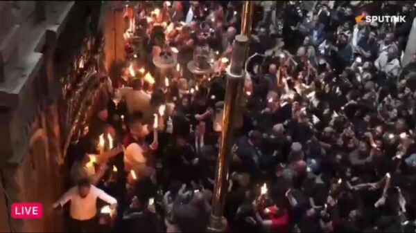 Երուսաղեմում Սրբազան կրակն իջավ Տիրոջ գերեզմանի տաճարում - Sputnik Արմենիա