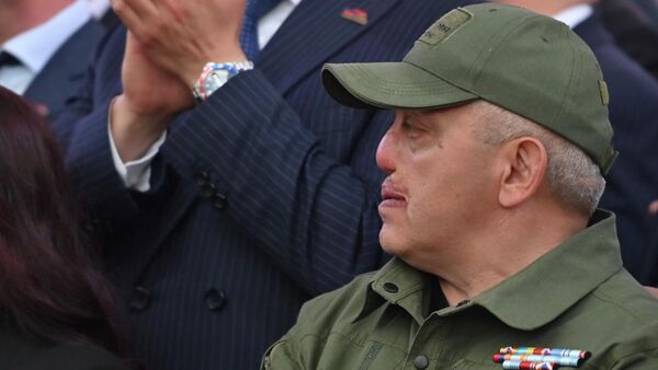 Легендарный военачальник Артур Аванесян (позывной Кандаз) на митинге в поддержку Самвела Карапетяна на площади Свободы (11 апреля 2026). Еревaн - Sputnik Армения