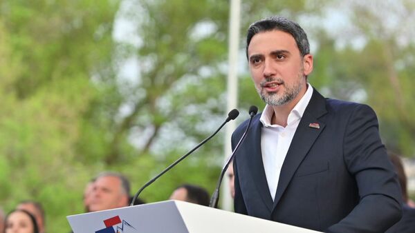 Арам Вардеванян на митинге в поддержку Самвела Карапетяна на площади Свободы (11 апреля 2026). Еревaн - Sputnik Армения