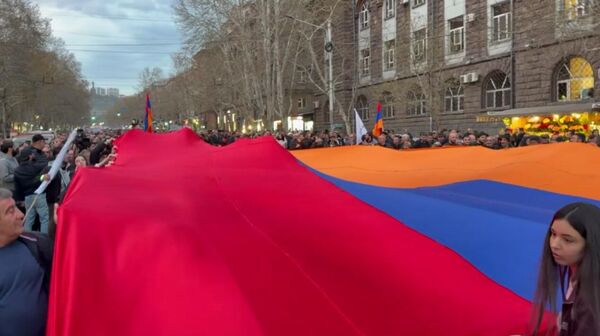 «Ուժեղ Հայաստան» կուսակցության հանրահավաքի մասնակիցները երթով շարժվեցին դեպի Հանրապետության հրապարակ - Sputnik Արմենիա