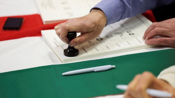 Сотрудник избирательного участка готовит бюллетени во время парламентских выборов в Венгрии (12 апреля 2026). Будапешт - Sputnik Армения