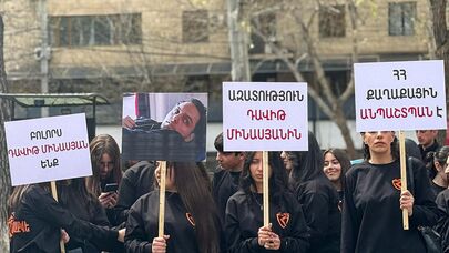 Молодежное крыло "Айакве" проводит молчаливую акцию в поддержку Давида Минасяна у церкви Святой Анны (12 апреля 2026). Еревaн