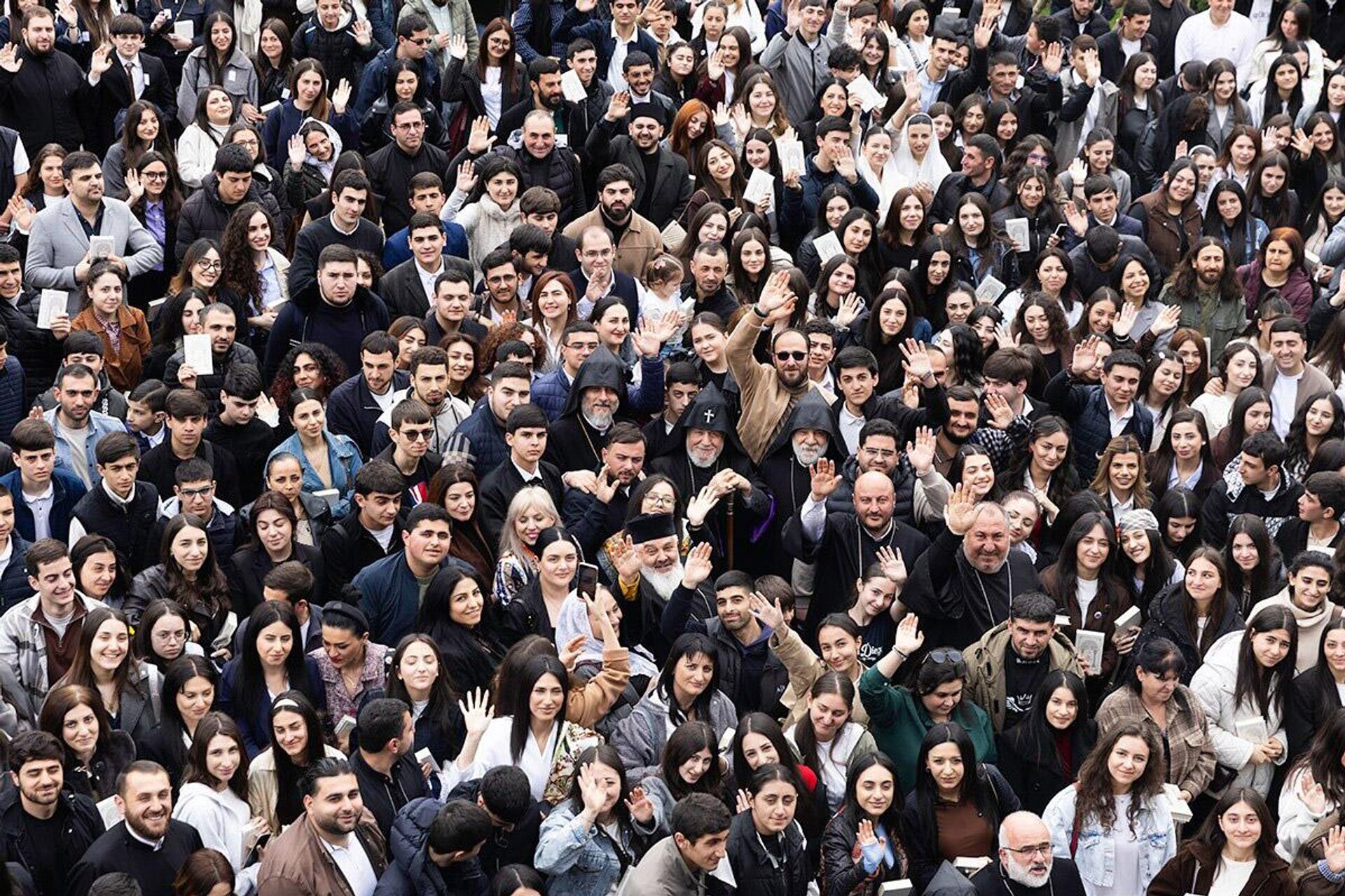 Католикос Гарегин Второй принял молодых людей, прибывших в паломничество из различных епархий ААЦ во главе со своими духовными пастырями (12 апреля 2026). Эчмиадзин Католикос Гарегин Второй принял молодых людей, прибывших в паломничество из различных епархий ААЦ во главе со своими духовными пастырями (12 апреля 2026). Эчмиадзин - Sputnik Армения, 1920, 12.04.2026