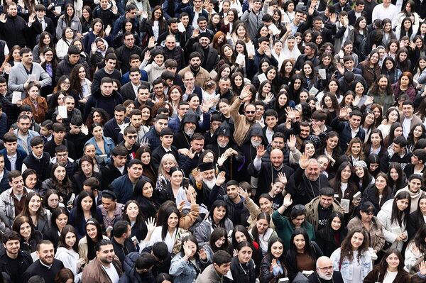 Մայր աթոռ Սուրբ Էջմիածին ուխտի եկած երիտասարդների հետ հանդիպման ժամանակ - Sputnik Արմենիա