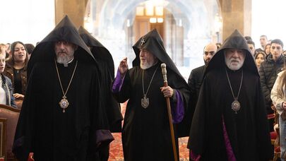 Католикос Гарегин Второй принял молодых людей, прибывших в паломничество из различных епархий ААЦ во главе со своими духовными пастырями (12 апреля 2026). Эчмиадзин