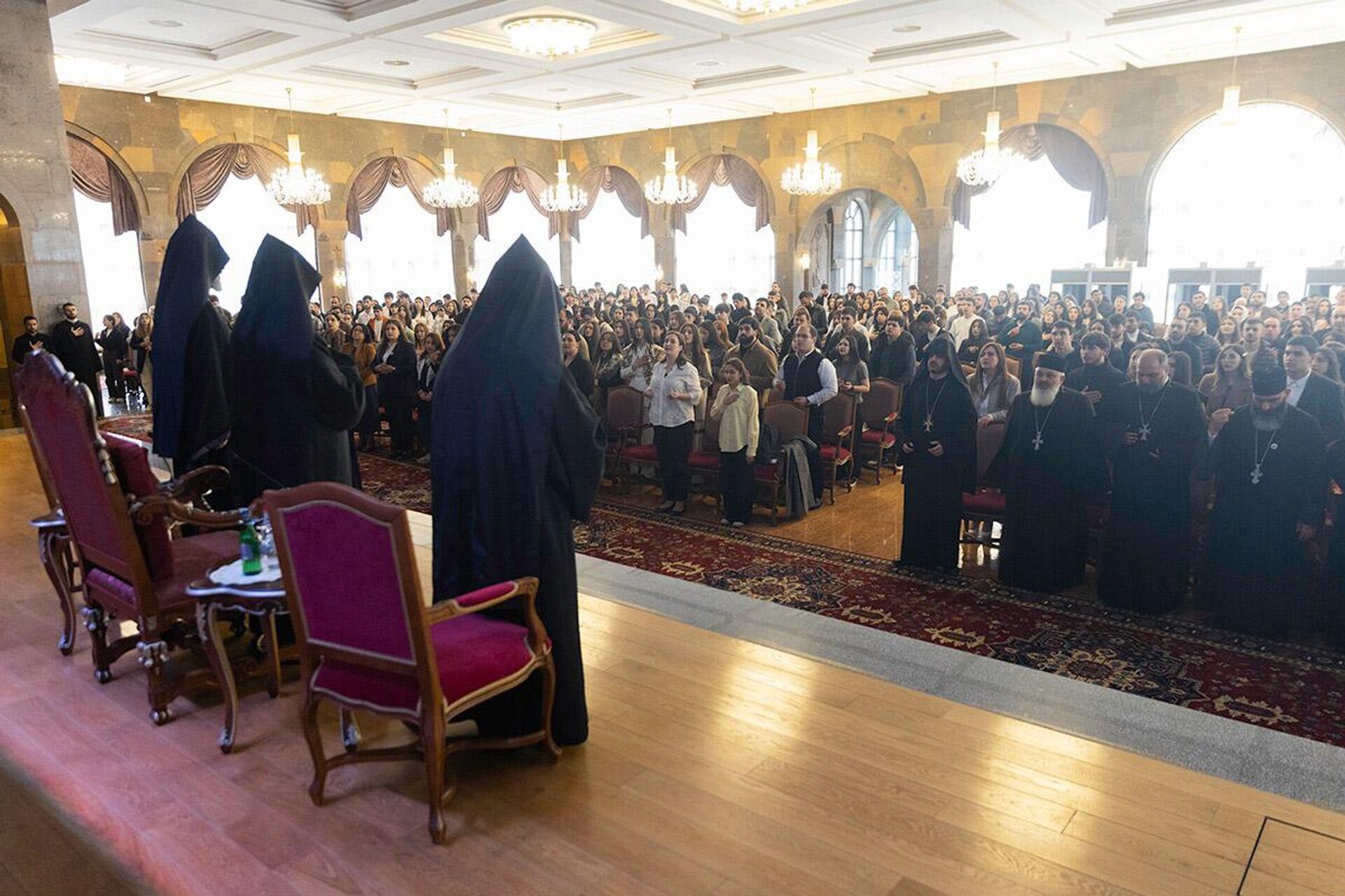 Католикос Гарегин Второй принял молодых людей, прибывших в паломничество из различных епархий ААЦ во главе со своими духовными пастырями (12 апреля 2026). Эчмиадзин Католикос Гарегин Второй принял молодых людей, прибывших в паломничество из различных епархий ААЦ во главе со своими духовными пастырями (12 апреля 2026). Эчмиадзин - Sputnik Армения, 1920, 12.04.2026