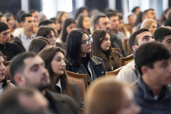 Մայր աթոռ Սուրբ Էջմիածին ուխտի եկած երիտասարդների հետ հանդիպման ժամանակ - Sputnik Արմենիա