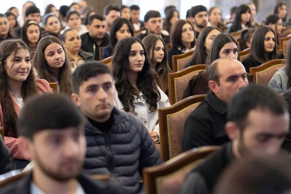 Մայր աթոռ Սուրբ Էջմիածին ուխտի եկած երիտասարդների հետ հանդիպման ժամանակ - Sputnik Արմենիա