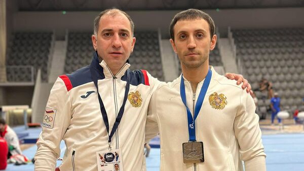 Тренер сборной Армении по спортивной гимнастике Айк Назарян и гимнаст Артур Давтян - Sputnik Армения