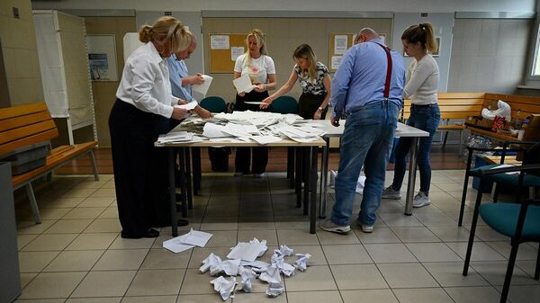 Члены избирательной комиссии подсчитывают голоса в день парламентских выборов в Венгрии (12 апреля 2026). Будапешт - Sputnik Армения