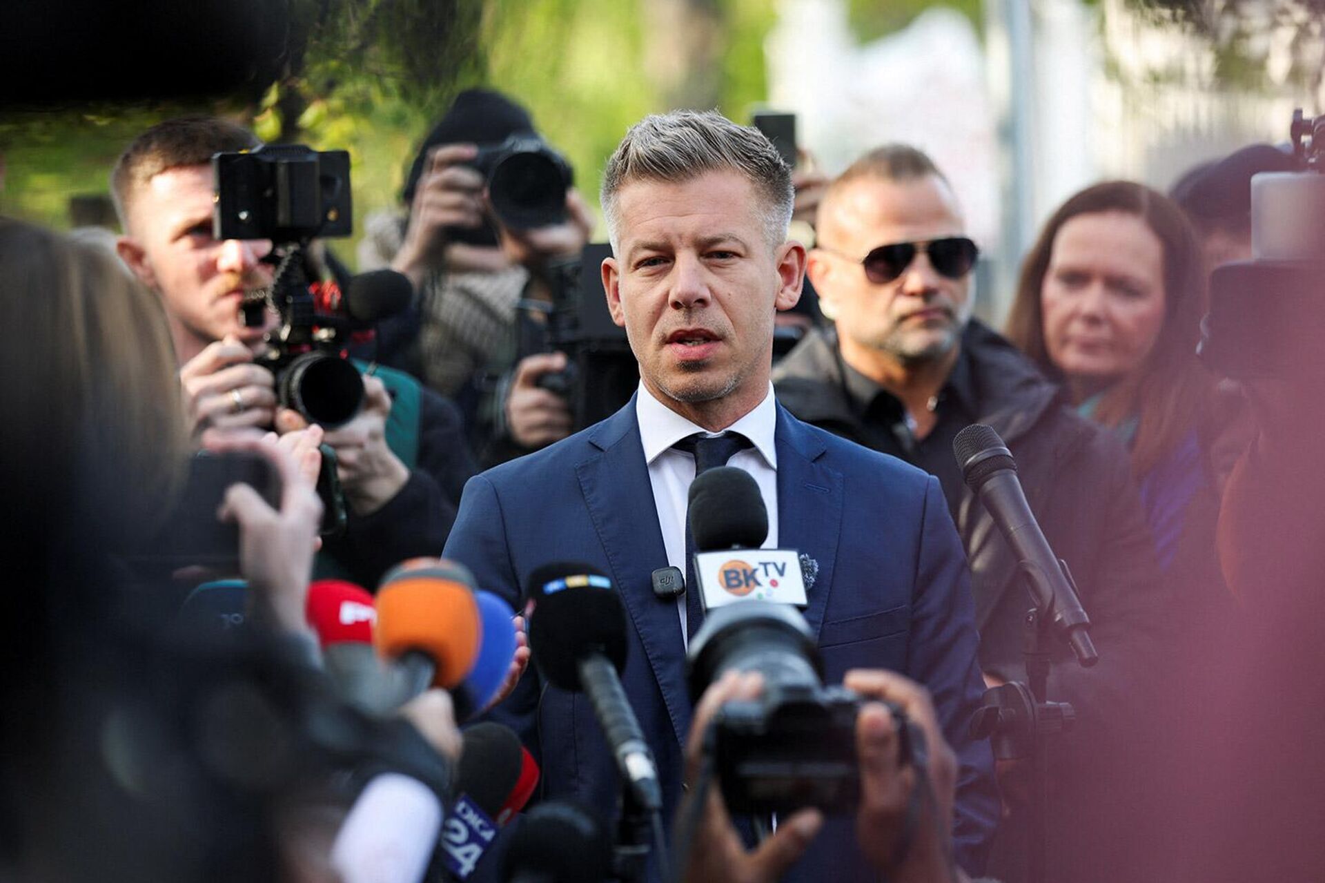 Лидер оппозиционной партии Тиса Петер Мадьяр беседует с журналистами после голосования на парламентских выборах в Венгрии (12 апреля 2026). Будапешт - Sputnik Արմենիա, 1920, 12.04.2026