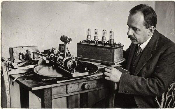 Реконструированная с помощью ИИ фотография Ованнеса Адамяна - Sputnik Армения