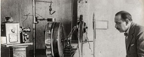 Ованес Адамян во время опыта с механической передачей цвета - Sputnik Армения