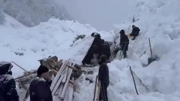Снежная лавина сошла в Дагестане, под снегом оказались женщина и ребенок - Sputnik Армения