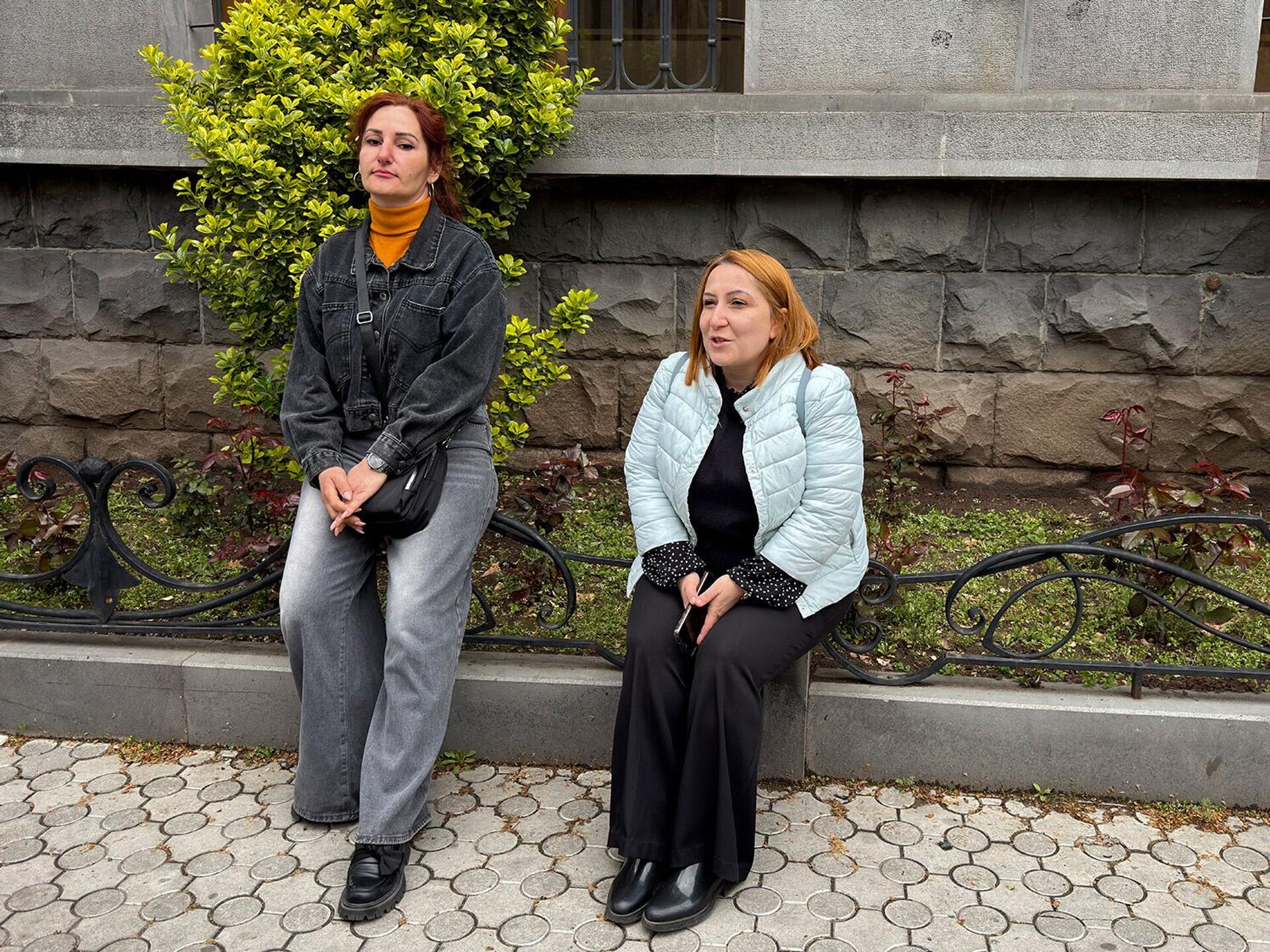 Саида Погосян и Нубар Даниелян на акция протеста у здания Генпрокуратуры (13 апреля 2026). Еревaн - Sputnik Армения, 1920, 13.04.2026