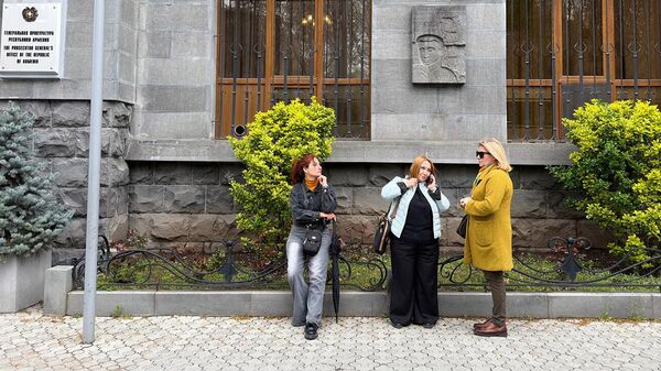 Саида Погосян, Нубар Даниелян и Марианна Заргарян на акции протеста у здания Генпрокуратуры (13 апреля 2026). Еревaн - Sputnik Армения