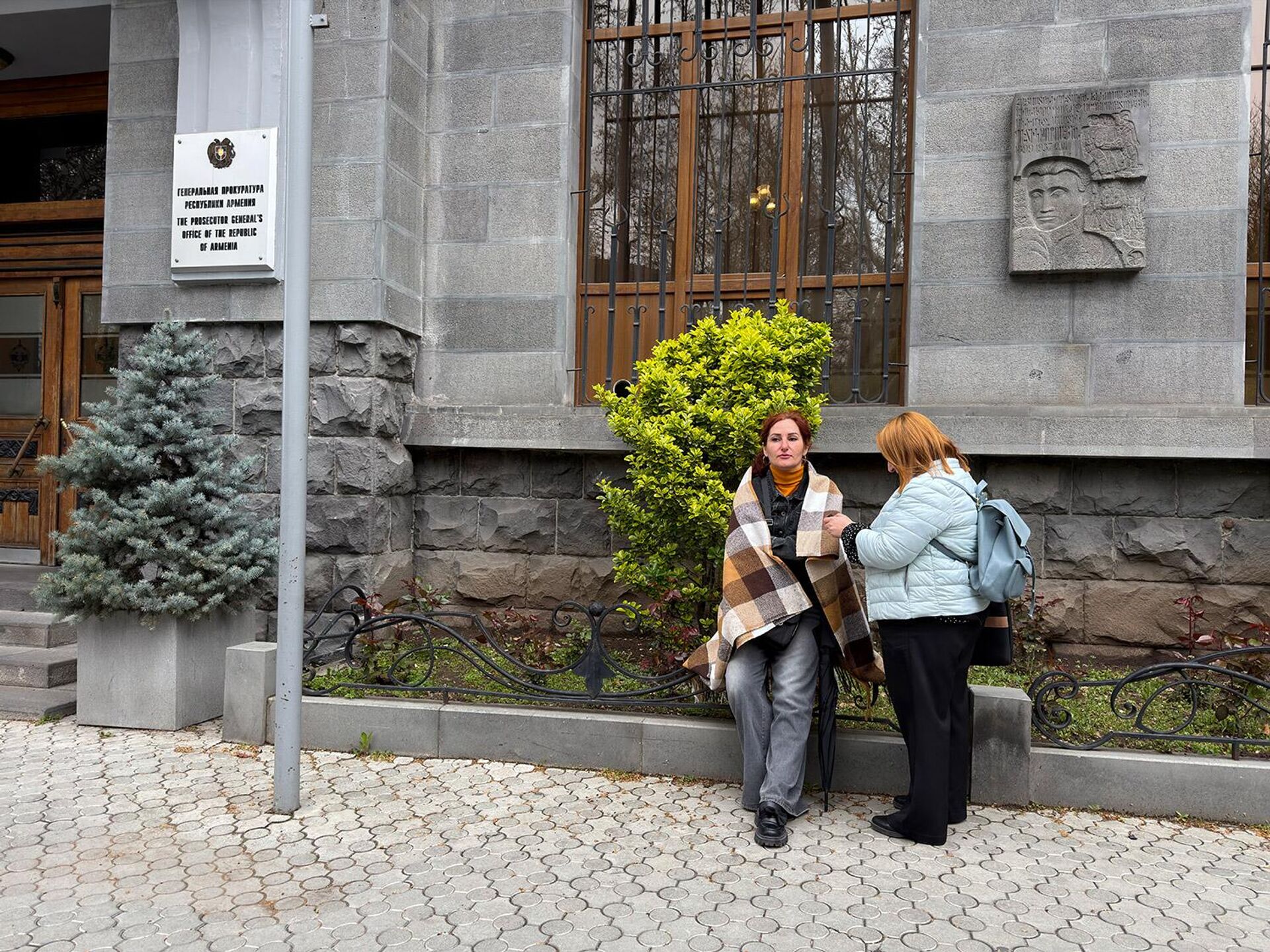 Саида Погосян и Нубар Даниелян на акция протеста у здания Генпрокуратуры (13 апреля 2026). Еревaн - Sputnik Армения, 1920, 13.04.2026