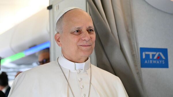 Римский папа Лев XIV беседует с журналистами на борту самолета своего рейса в начале 11-дневной апостольской поездки в Африку (13 апреля 2026). Алжир - Sputnik Армения