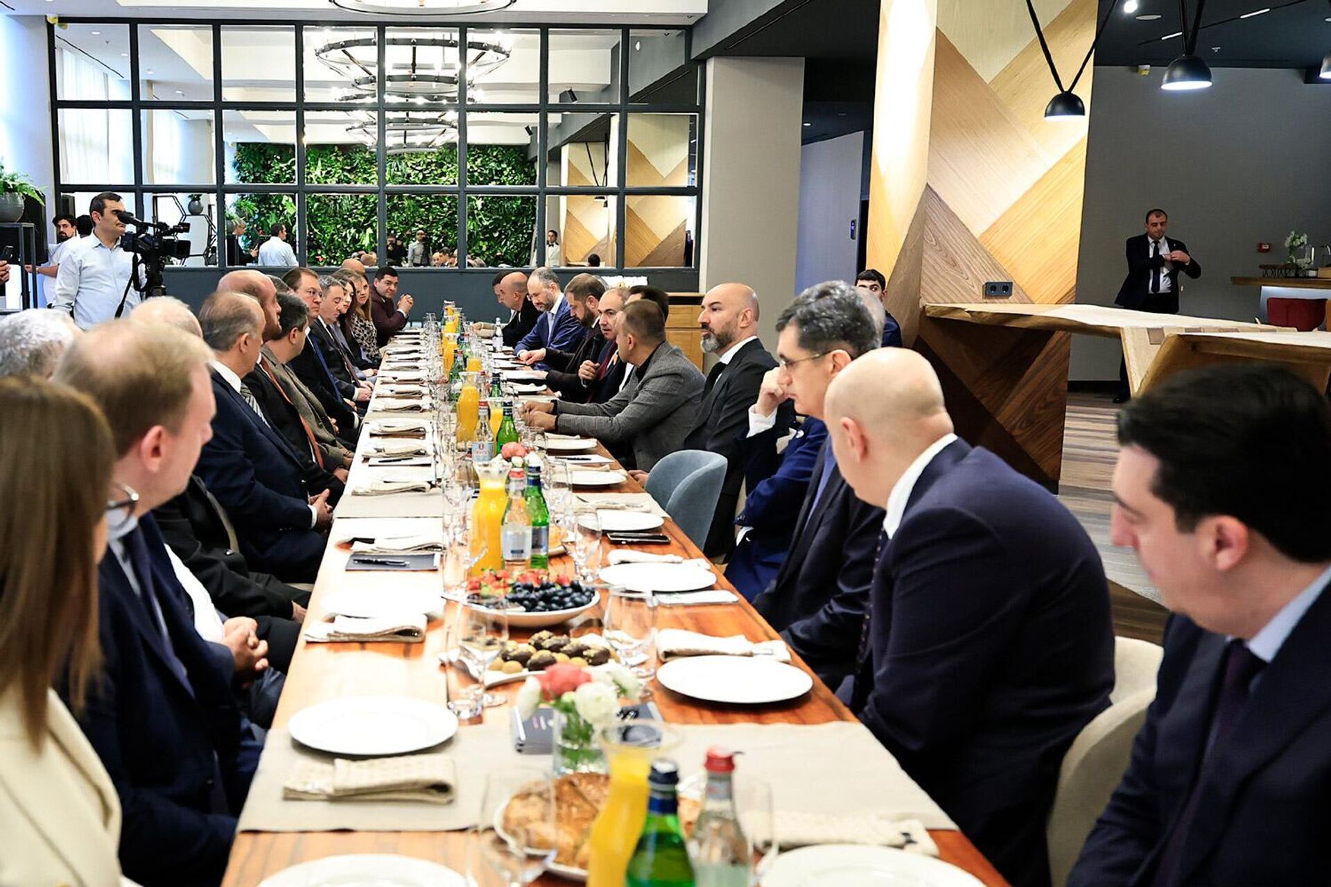 Премьер-министр Никол Пашинян встретился с представителями крупнейших работодателей Армении в формате рабочего завтрака (13 апреля 2026). Еревaн - Sputnik Արմենիա, 1920, 13.04.2026