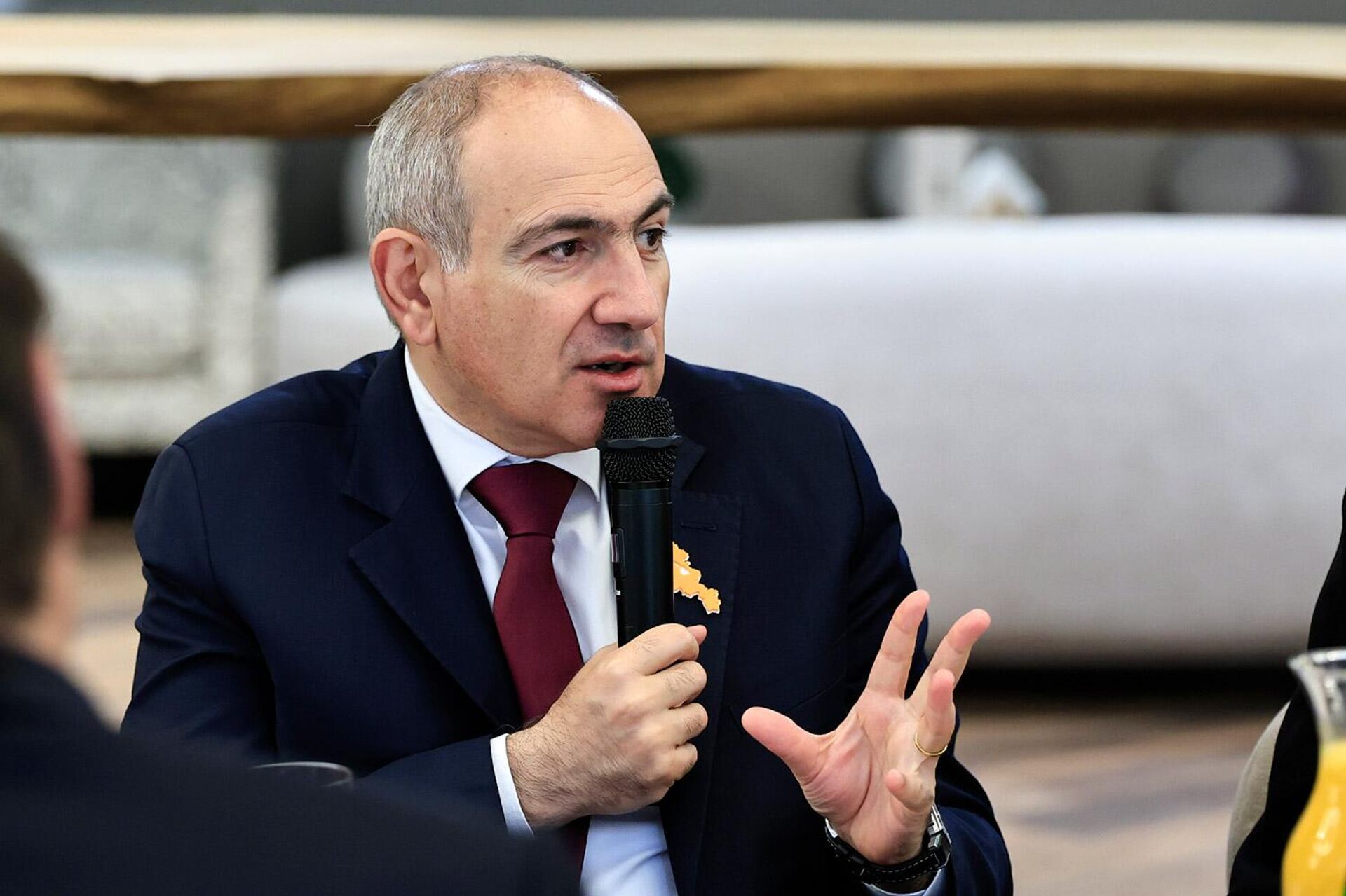 Премьер-министр Никол Пашинян встретился с представителями крупнейших работодателей Армении в формате рабочего завтрака (13 апреля 2026). Еревaн - Sputnik Արմենիա, 1920, 13.04.2026