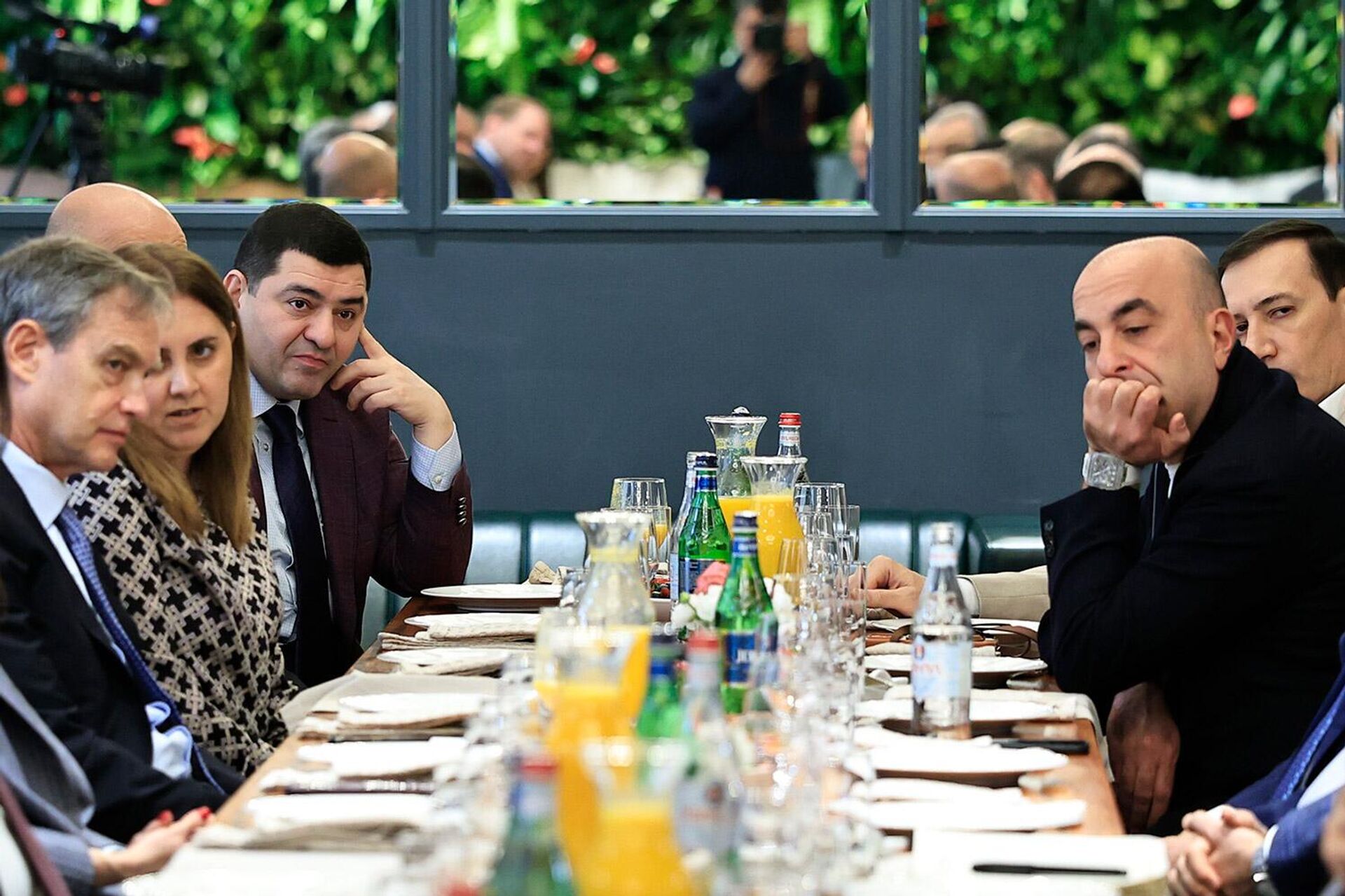 Премьер-министр Никол Пашинян встретился с представителями крупнейших работодателей Армении в формате рабочего завтрака (13 апреля 2026). Еревaн - Sputnik Армения, 1920, 13.04.2026