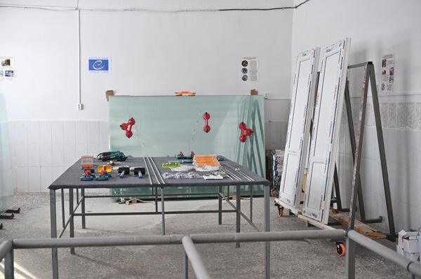 Учебно-производственный центр по изготовлению евродверей и окон в исправительном учреждении Артик в Шираке Учебно-производственный центр по изготовлению евродверей и окон в исправительном учреждении Артик в Шираке - Sputnik Армения