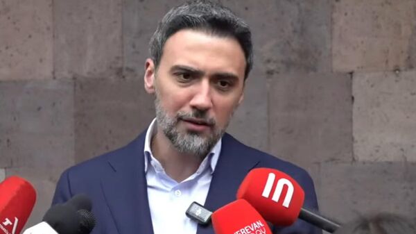 Брифинг члена адвокатской группы Самвела Карапетяна Арама Вардеваняна (14 апреля 2026). Ереван - Sputnik Армения