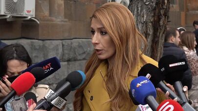 Гоар Мелоян отвечает на вопросы журналистов у здания Антикоррупционного комитета Армении (14 апреля 2026). Еревaн