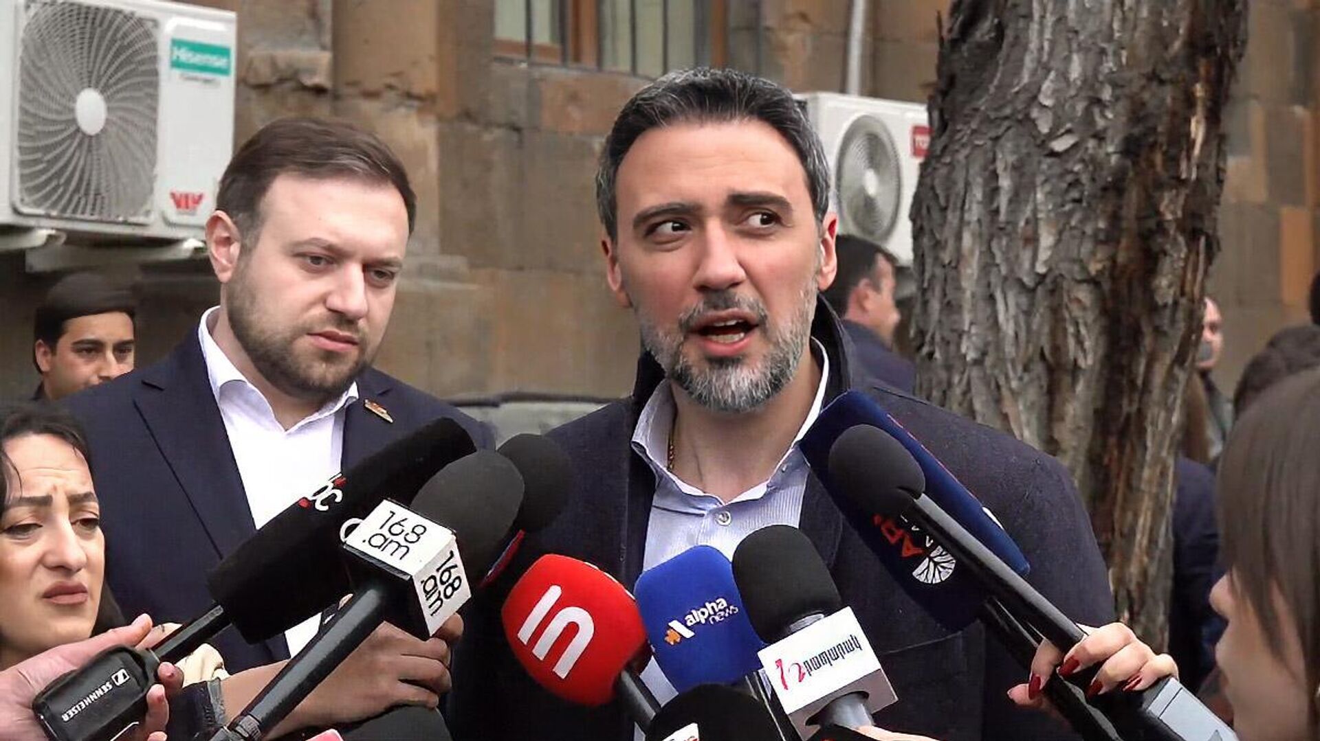 Арам Вардеванян отвечает на вопросы журналистов у здания Антикоррупционного комитета Армении (14 апреля 2026). Еревaн - Sputnik Արմենիա, 1920, 14.04.2026