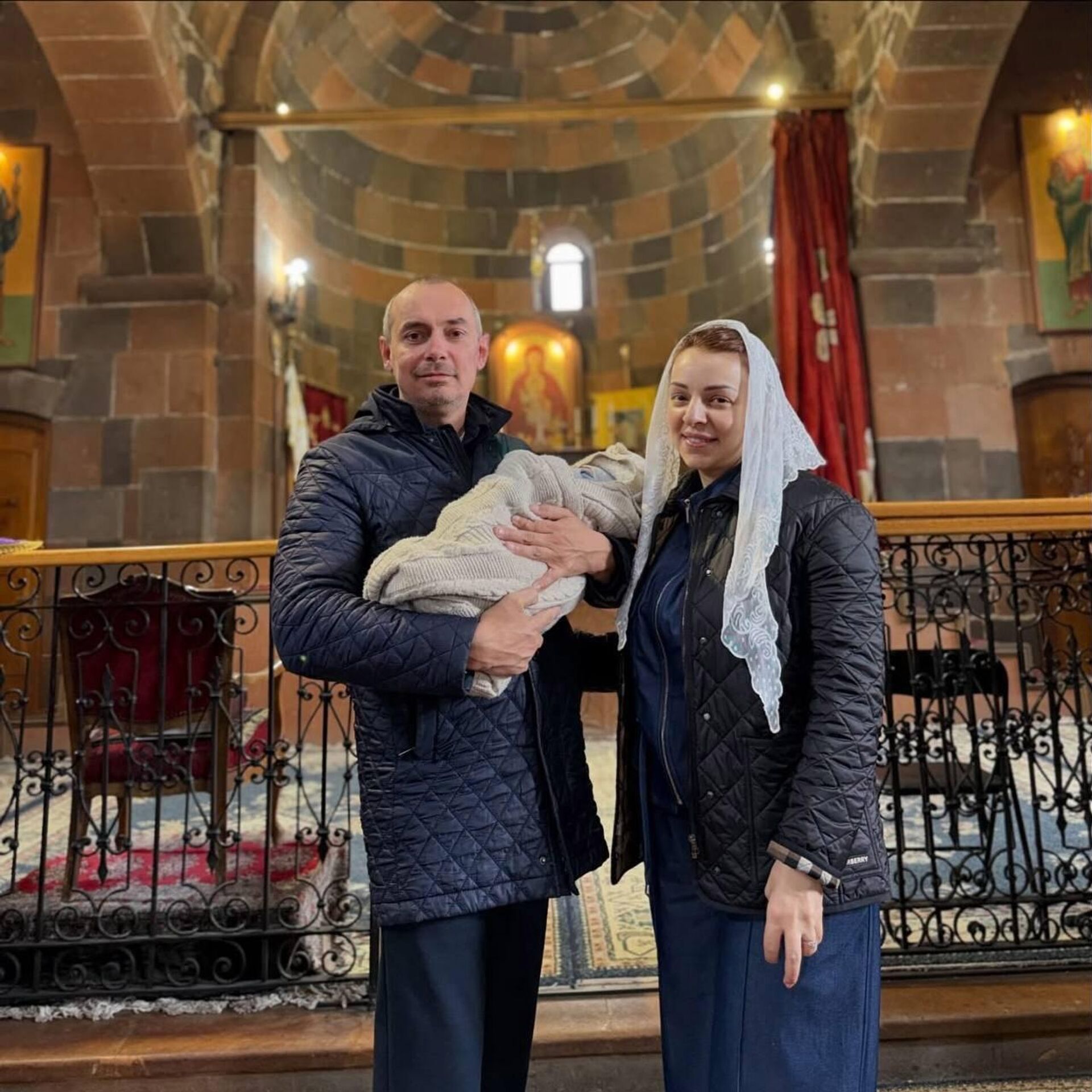 Гоар Гумушян с супругом и младенцем в церкви - Sputnik Армения, 1920, 14.04.2026