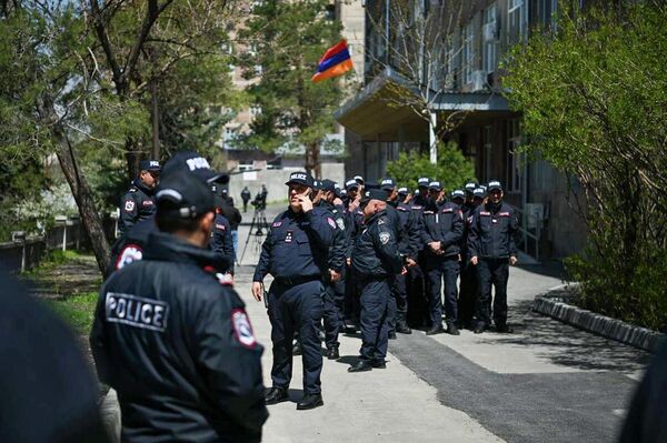 Ոստիկանները դատարանի բակում - Sputnik Արմենիա