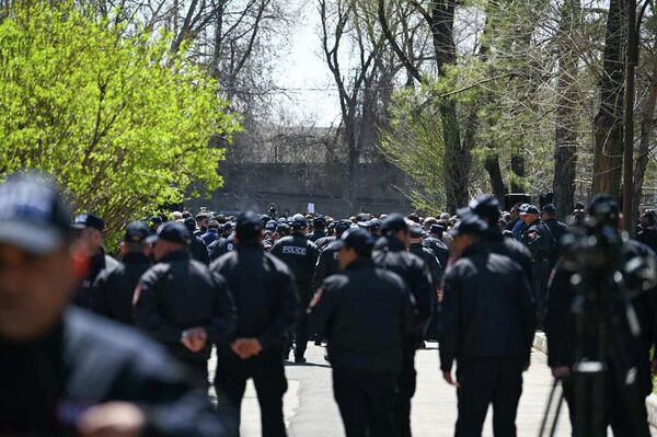 Ոստիկանները դատարանի բակում - Sputnik Արմենիա