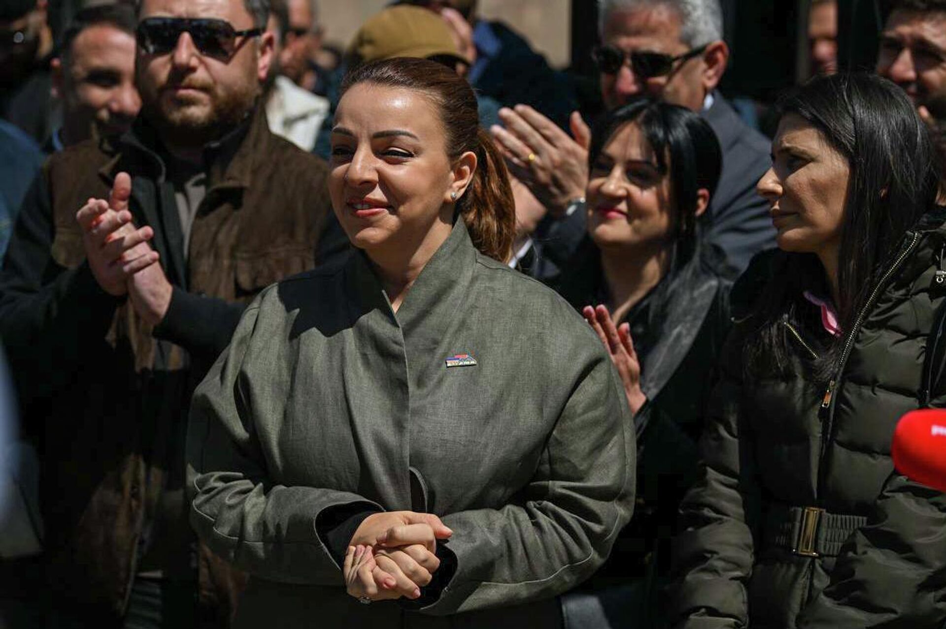 Гоар Гумушян у Антикоррупционного суда, где проходит закрытое для СМИ заседание по делу Самвела Карапетяна (15 апреля 2026). Еревaн - Sputnik Արմենիա, 1920, 15.04.2026